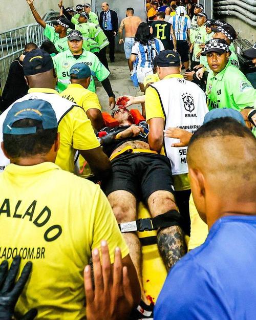 巴西球迷和阿根廷球迷爆发冲突